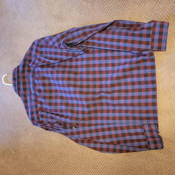 Van Heusen never tuck large button down - Picture 2 of 3